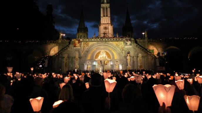 Il vescovo Jean-Marc Micas annuncia che il Pontefice si unirà fisicamente ai pellegrini nella processione aux flambeaux e la presiederà a Lourdes