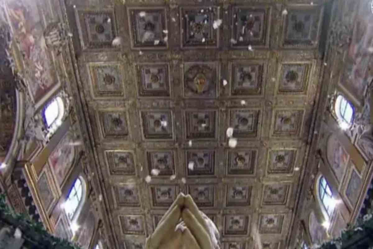 In occasione della festa, la basilica romana celebra messe solenni aperte ai fedeli e ai pellegrini. Il momento più suggestivo della giornata è la caduta di petali bianchi dal soffitto durante la funzione, un gesto simbolico che riproduce la nevicata miracolosa dell'antico racconto