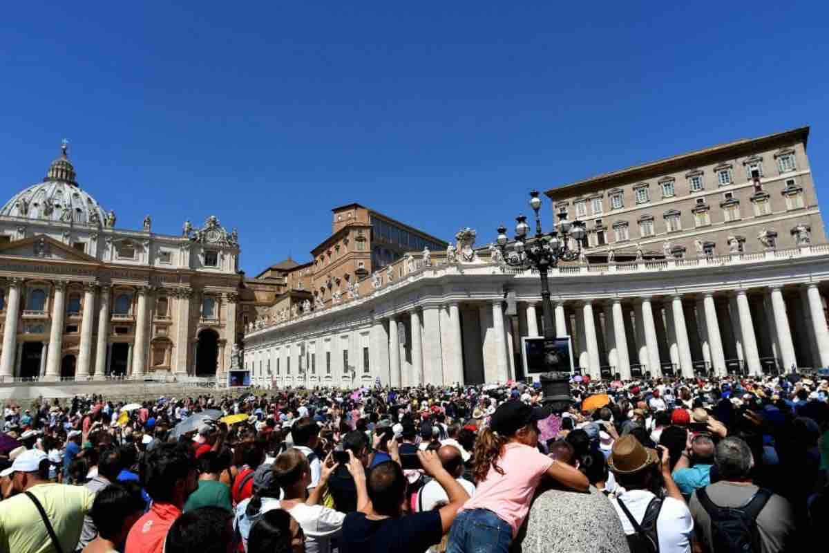 "La guerra genera solo altra guerra e provoca sofferenze immense", ha aggiunto, ribadendo un concetto che ripete da mesi davanti ai fedeli riuniti in Piazza San Pietro.