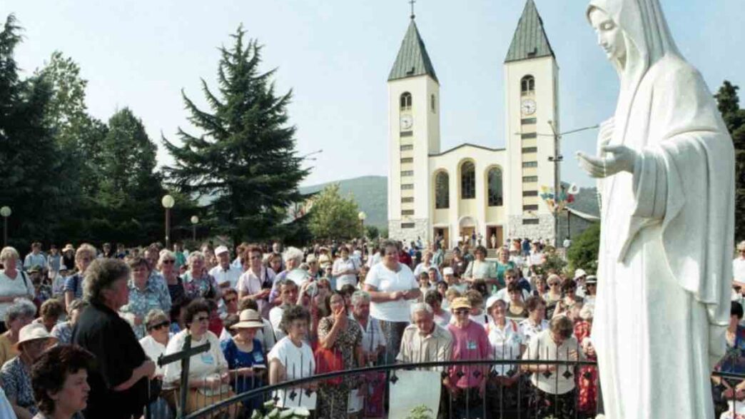 Il 5 agosto 1984 a Medjugorje la Madonna raccontò ai veggenti la grazia che tenne Satana incatenato per un giorno intero, tra confessioni e conversioni.