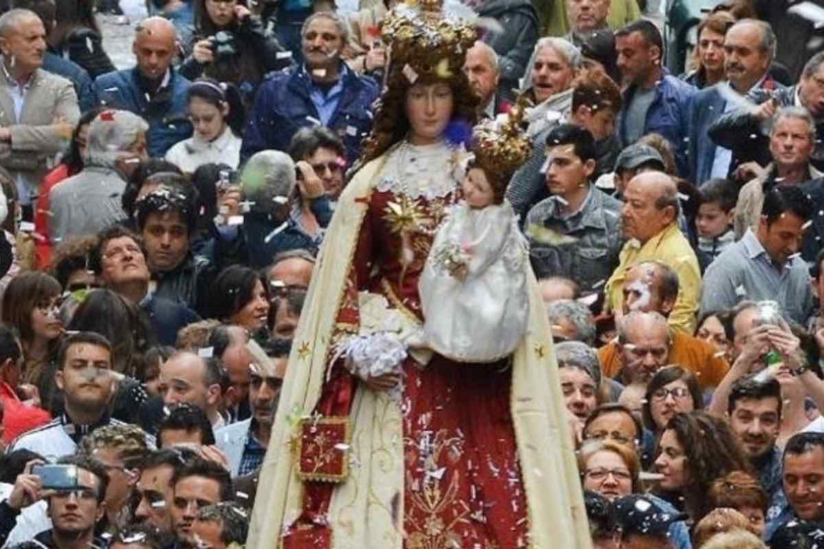 A Pagani, vicino Salerno, la tradizione della Madonna delle Galline nasce da un sogno, un'alluvione e un ritrovamento compiuto da alcune galline.