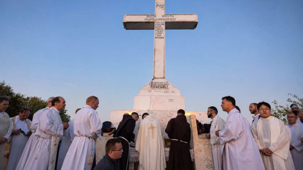 A Medjugorje il 37° Mladifest si è concluso con la messa all'alba sul Križevac, celebrata da fra Zvonimir Pavičić per migliaia di giovani.