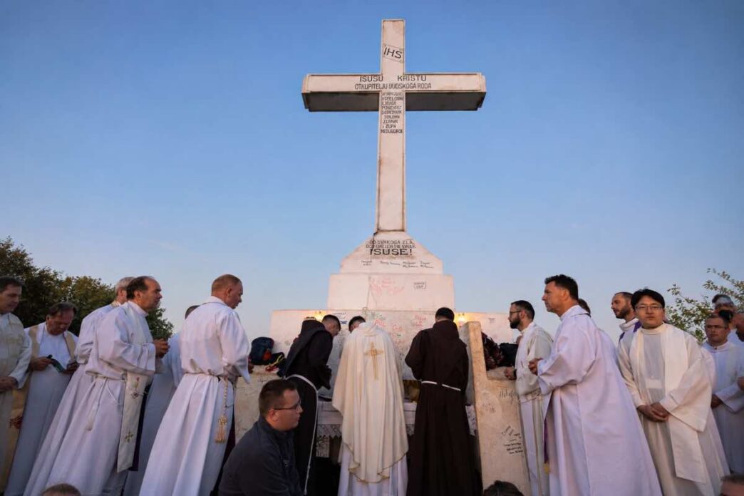 A Medjugorje il 37° Mladifest si è concluso con la messa all'alba sul Križevac, celebrata da fra Zvonimir Pavičić per migliaia di giovani.