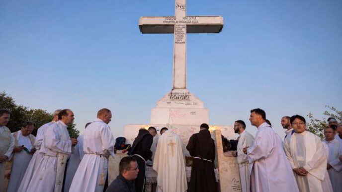 A Medjugorje il 37° Mladifest si è concluso con la messa all'alba sul Križevac, celebrata da fra Zvonimir Pavičić per migliaia di giovani.