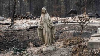 Tra le case distrutte dagli incendi, la statua della Madonna a Spokane è rimasta intatta e diventata segno di speranza per la comunità colpita.