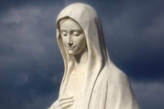 Il programma di Medjugorje modifica gli orari serali per il periodo invernale con Rosario, Messa e appuntamenti di preghiera.