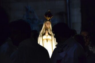 I dogmi mariani sono verità di fede definite dalla Chiesa: Immacolata Concezione, Maternità Divina, Verginità Perpetua e Assunzione, spiegate con chiarezza.