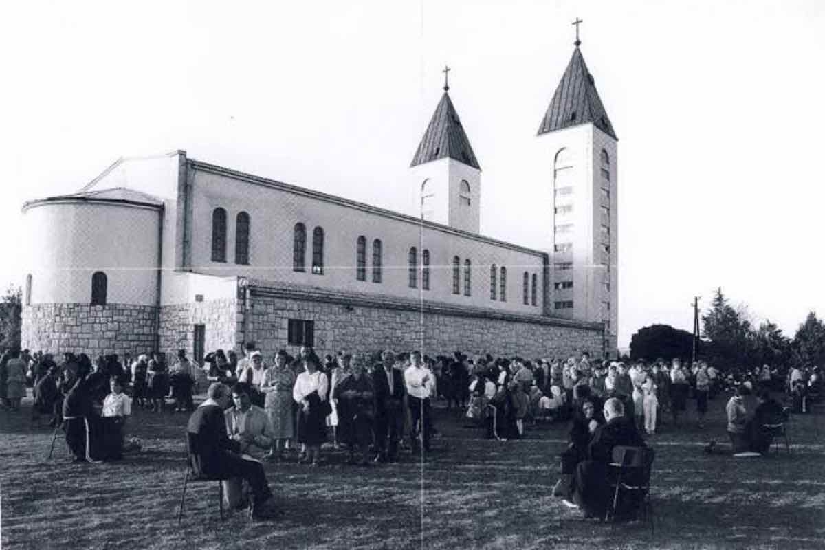 Uno dei frati della parrocchia ha raccontato che già alle prime luci dell'alba del 5 agosto migliaia di persone chiedevano di confessarsi.