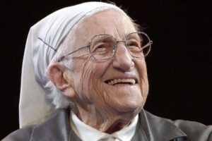 Suor Emmanuelle confessò un passato segnato dal peccato e dal desiderio: la sua storia racconta come la grazia trasformò una vita inquieta.