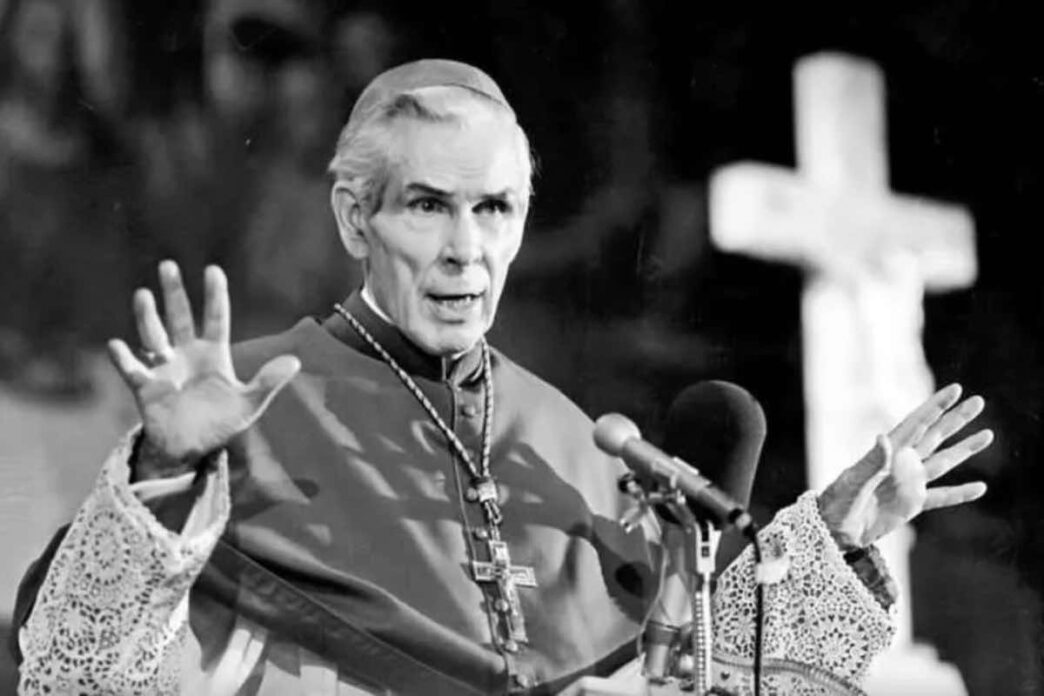 Il 24 settembre l'arcivescovo Fulton Sheen sarà proclamato beato a Saint Louis: alcune curiosità sulla sua vita di predicatore e vescovo.