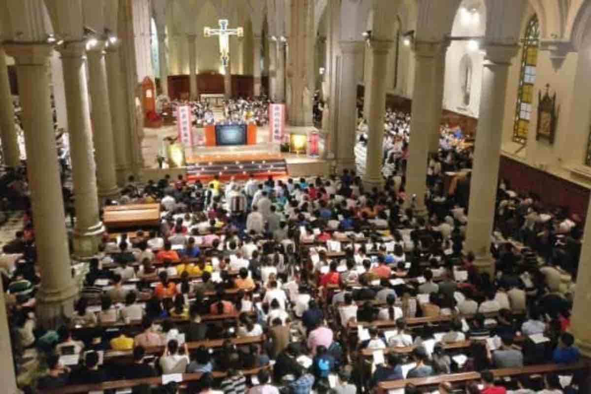 Durante la preghiera eucaristica, infatti, la Chiesa eleva già suppliche per tutti: per i vivi, per i defunti, per l'intera comunità ecclesiale e per gli uomini di buona volontà.