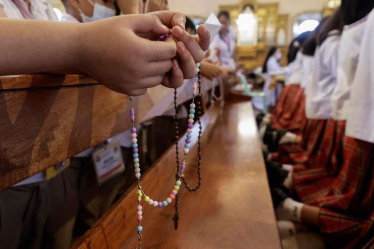 La storia del progetto parte da lontano. «Un milione di bambini recita il Rosario» è nato in Venezuela nel 2005 e negli anni si è trasformato progressivamente in un movimento mondiale di preghiera