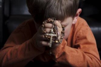 Dall'1 al 7 ottobre torna l'iniziativa 'Un milione di bambini prega il Rosario': il cardinale Kurt Koch invita famiglie e parrocchie a partecipare.