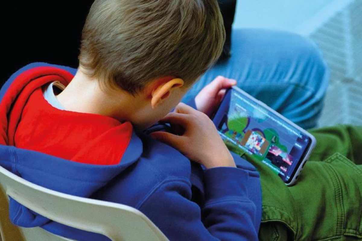 Le nuove regole non riguardano soltanto i grandi social network. Ad essere colpiti dalle restrizioni saranno anche il mondo del gaming online e i chatbot, gli assistenti virtuali basati sull'intelligenza artificiale sempre più diffusi tra i più giovani