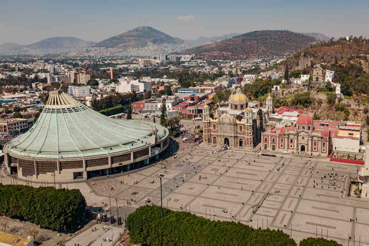 La tilma originale è il mantello in fibra di agave sul quale, secondo la tradizione, apparve l'immagine della Vergine Maria sul colle del Tepeyac, in Messico, nel 1531. È custodita nella Basilica di Nostra Signora di Guadalupe a Città del Messico