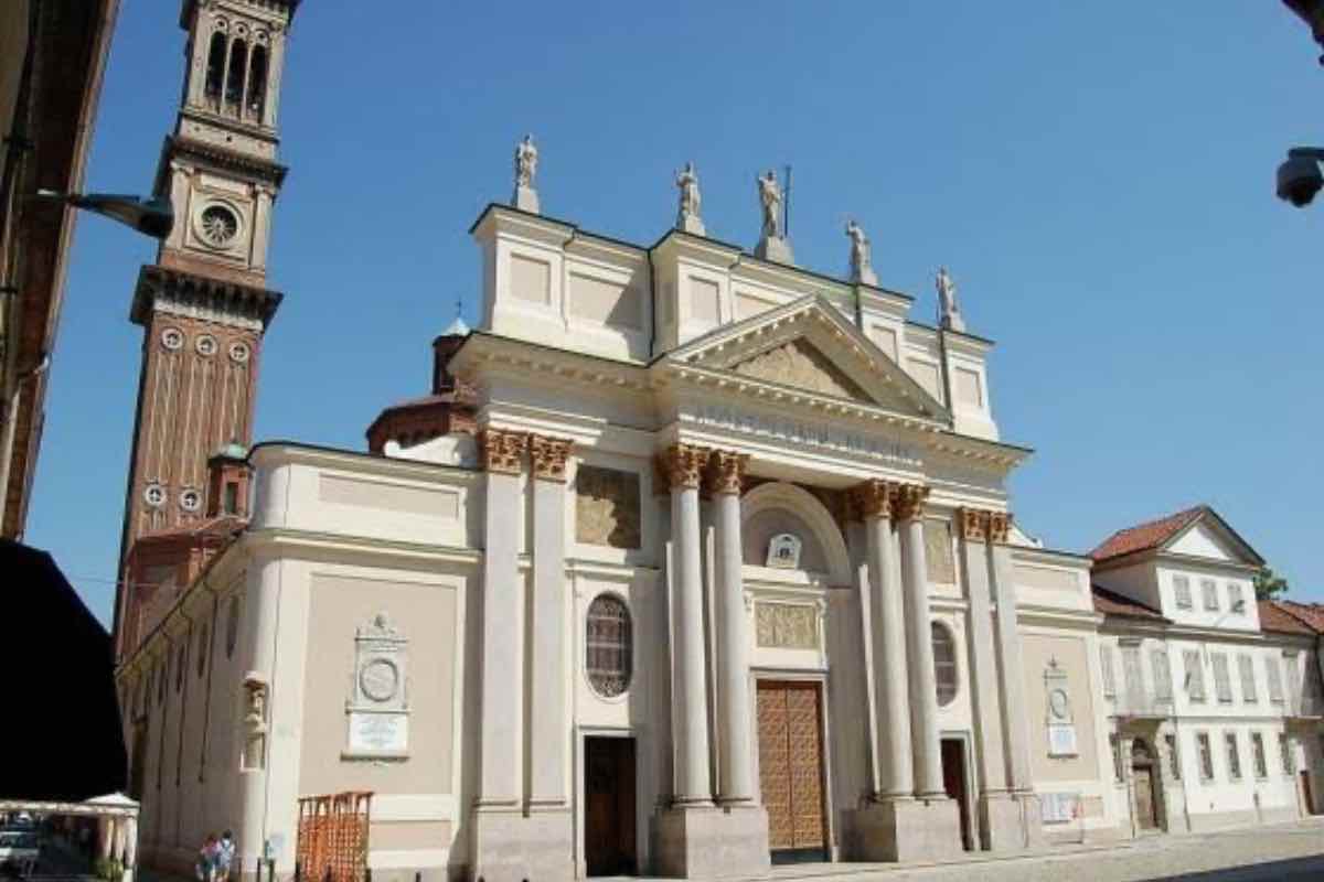 Nato a Genova nel 1962, Gallese guidava la Chiesa alessandrina dal 2012, quando fu nominato da Benedetto XVI. La diocesi di Alessandria, suffraganea dell'arcidiocesi di Vercelli, comprende 74 parrocchie ed è una delle realtà storiche del Piemonte orientale