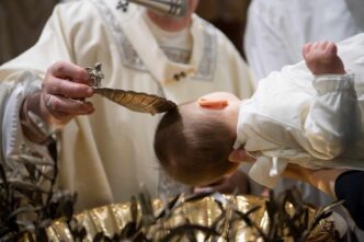 La COMECE difende davanti alla Corte UE i registri battesimali, definiti documenti storici e sacramentali, non semplici elenchi di iscritti.