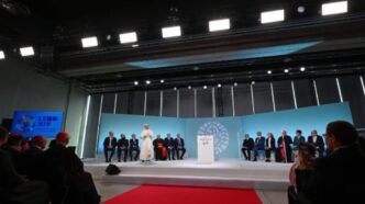 Il primo pensiero è andato proprio a Robert Schuman, uno dei padri fondatori dell'Unione Europea. Leone XIV lo ha ricordato come un uomo di fede e di convinzioni, capace di trasformare antiche linee di frattura in ponti di speranza per tutto il continente