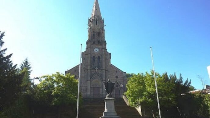 A Forbach, in Francia, un uomo di 35 anni è entrato in chiesa con un coltello gridando Allah akbar e cercando il parroco, assente al momento dei fatti.
