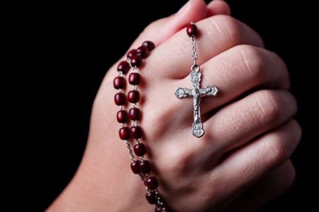 Messa ogni giorno, rosario e carità, eppure i problemi restano: perché capitano cose brutte? La risposta di un sacerdote gesuita parte dal Siracide.