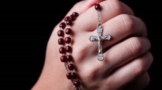 Messa ogni giorno, rosario e carità, eppure i problemi restano: perché capitano cose brutte? La risposta di un sacerdote gesuita parte dal Siracide.