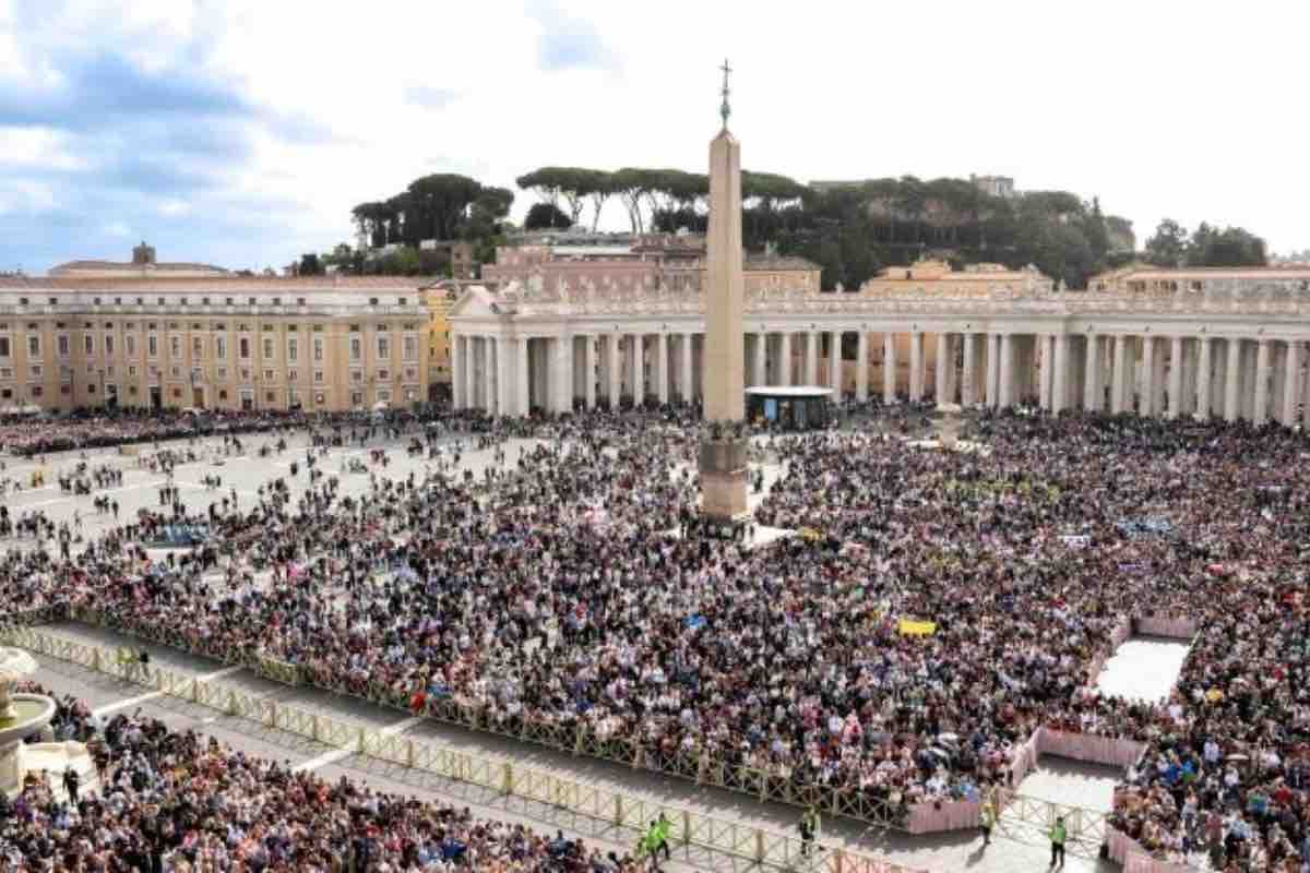 Il Papa ha richiamato le conseguenze della mancanza di perdono nei rapporti umani. "Il perdono è indispensabile e, se manca, non si può vivere in pace", ha dichiarato
