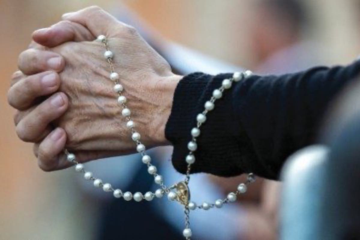 L'estensione a tutto il mese arrivò molto più tardi, nel XIX secolo. Nel 1883, con l'enciclica Supremi Apostolatus Officio, Leone XIII chiese che l'intero mese di ottobre fosse dedicato alla Regina del Rosario