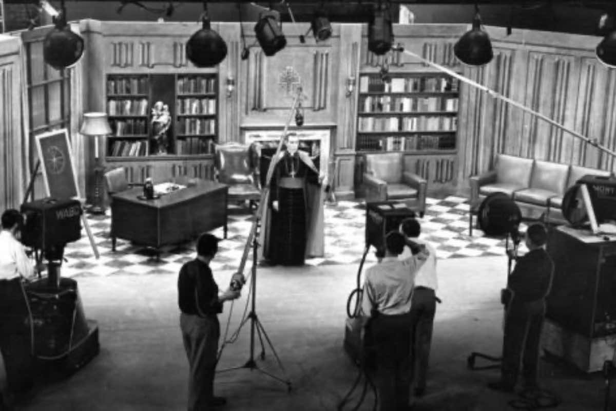 Nonostante la sua naturalezza davanti alle telecamere, Sheen dedicava oltre 30 ore di studio e prove alla preparazione di ogni singola puntata televisiva, esercitandosi nella recitazione anche in diverse lingue