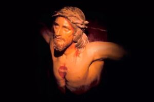 A Mezzolombardo il crocifisso della chiesa parrocchiale è stato sfregiato: il parroco annuncia un nuovo crocifisso e chiede il sostegno dei fedeli.