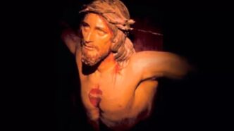 A Mezzolombardo il crocifisso della chiesa parrocchiale è stato sfregiato: il parroco annuncia un nuovo crocifisso e chiede il sostegno dei fedeli.