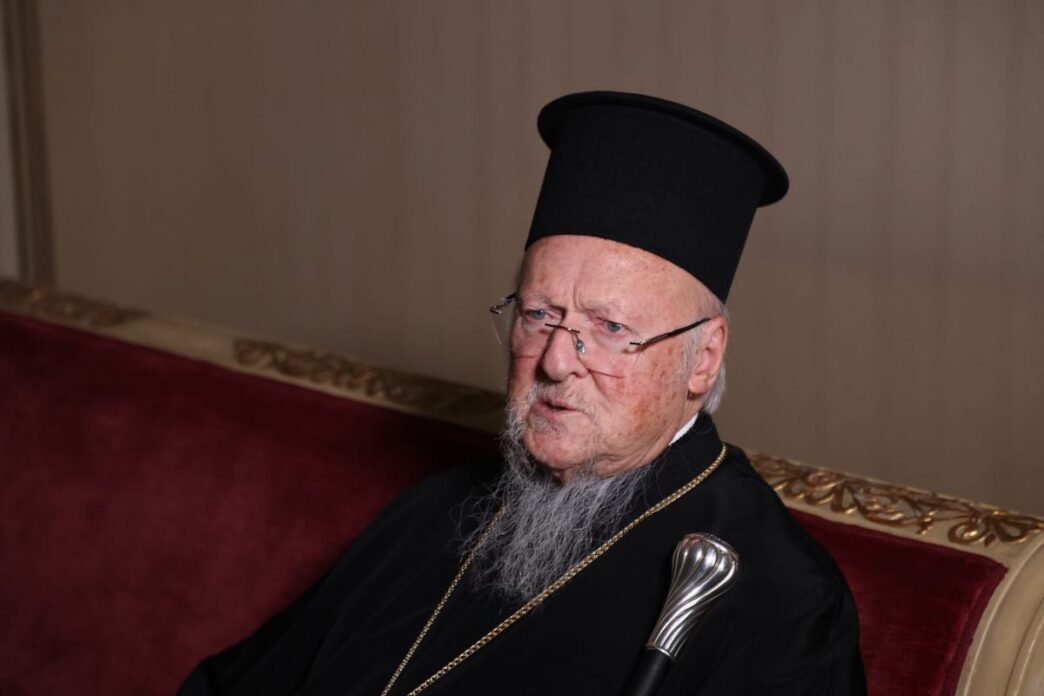 Il Patriarca ecumenico Bartolomeo I ha invocato a Budapest il ristabilimento della piena comunione tra cattolici e ortodossi, rilanciando il dialogo con Roma.