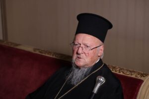 Il Patriarca ecumenico Bartolomeo I ha invocato a Budapest il ristabilimento della piena comunione tra cattolici e ortodossi, rilanciando il dialogo con Roma.