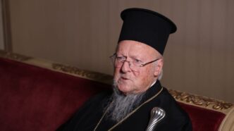 Il Patriarca ecumenico Bartolomeo I ha invocato a Budapest il ristabilimento della piena comunione tra cattolici e ortodossi, rilanciando il dialogo con Roma.