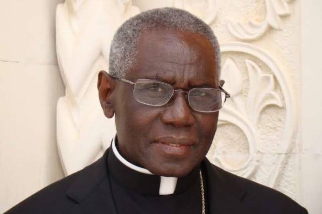 Il cardinale Robert Sarah critica la restrizione del 2021 alla Messa in latino e difende la scelta di Benedetto XVI del 2007 sulla liturgia tradizionale.