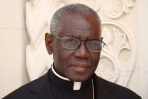 Il cardinale Robert Sarah critica la restrizione del 2021 alla Messa in latino e difende la scelta di Benedetto XVI del 2007 sulla liturgia tradizionale.