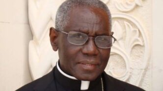 Il cardinale Robert Sarah critica la restrizione del 2021 alla Messa in latino e difende la scelta di Benedetto XVI del 2007 sulla liturgia tradizionale.