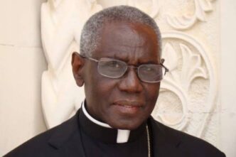 Il cardinale Robert Sarah critica la restrizione del 2021 alla Messa in latino e difende la scelta di Benedetto XVI del 2007 sulla liturgia tradizionale.