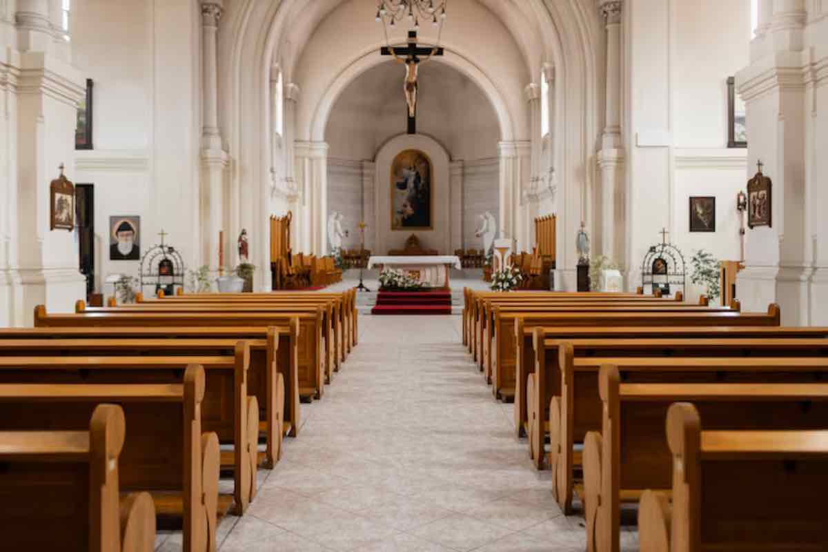Il 6 agosto ci si è accorti che l'ostia non si era dissolta come previsto. Il giovedì seguente, durante la pulizia della cappella, un collaboratore parrocchiale ha notato che l'ostia era ancora intatta e presentava alcune macchie rosse, che potrebbero essere sangue