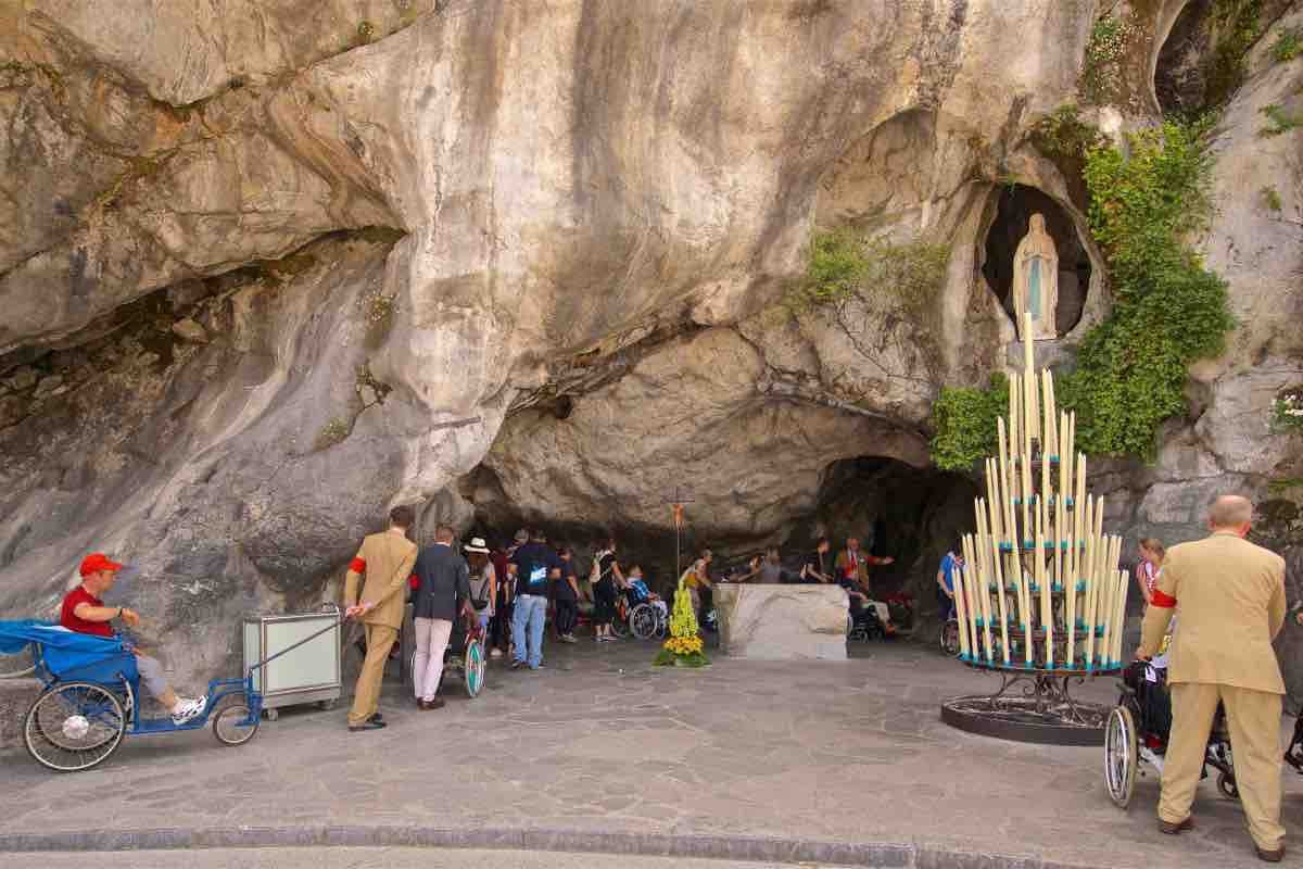 Dopo la partenza da Parigi alle 17.45, Leone XIV atterrerà a Tarbes-Lourdes-Pyrénées alle 19 e raggiungerà subito la Grotta di Massabielle, il luogo delle apparizioni mariane a Bernadette Soubirous