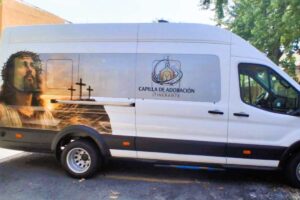 A Monterrey l'arcidiocesi ha trasformato un furgone da diciotto posti in una cappella mobile che porta il Santissimo Sacramento dove non c'è una chiesa.