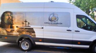 A Monterrey l'arcidiocesi ha trasformato un furgone da diciotto posti in una cappella mobile che porta il Santissimo Sacramento dove non c'è una chiesa.