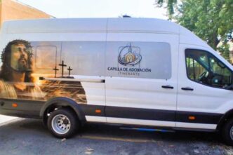 A Monterrey l'arcidiocesi ha trasformato un furgone da diciotto posti in una cappella mobile che porta il Santissimo Sacramento dove non c'è una chiesa.
