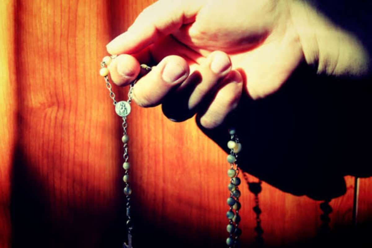 non dimenticare la preghiera, soprattutto quando prevalgono la paura o la frustrazione. Un esempio concreto è recitare il Rosario la sera,