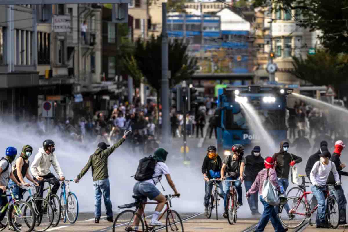 il corteo ha dovuto fare i conti con l'opposizione di circa 200 manifestanti mascherati in bicicletta, che hanno tentato di bloccare il percorso facendo esplodere petardi