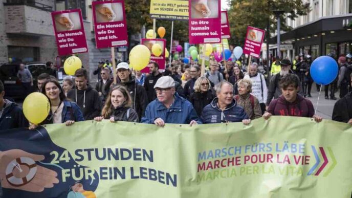 A Zurigo la marcia per la vita ha riunito 2.200 persone per il sesto anno fuori dal centro, tra petardi e ciclisti mascherati fermati dalla polizia.