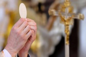 In Guatemala un'ostia consacrata non si sarebbe dissolta e presenta macchie rosse: la Chiesa invita alla prudenza e avvia un discernimento approfondito.