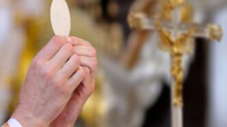 In Guatemala un'ostia consacrata non si sarebbe dissolta e presenta macchie rosse: la Chiesa invita alla prudenza e avvia un discernimento approfondito.