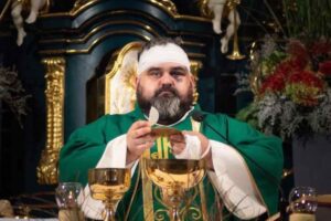 Padre Adrian Mantykiewicz, sacerdote ferito in Polonia nell'attacco di Jarosław, chiede perdono e preghiere anche per l'aggressore di 31 anni.