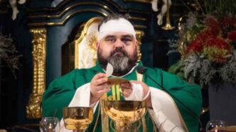 Padre Adrian Mantykiewicz, sacerdote ferito in Polonia nell'attacco di Jarosław, chiede perdono e preghiere anche per l'aggressore di 31 anni.
