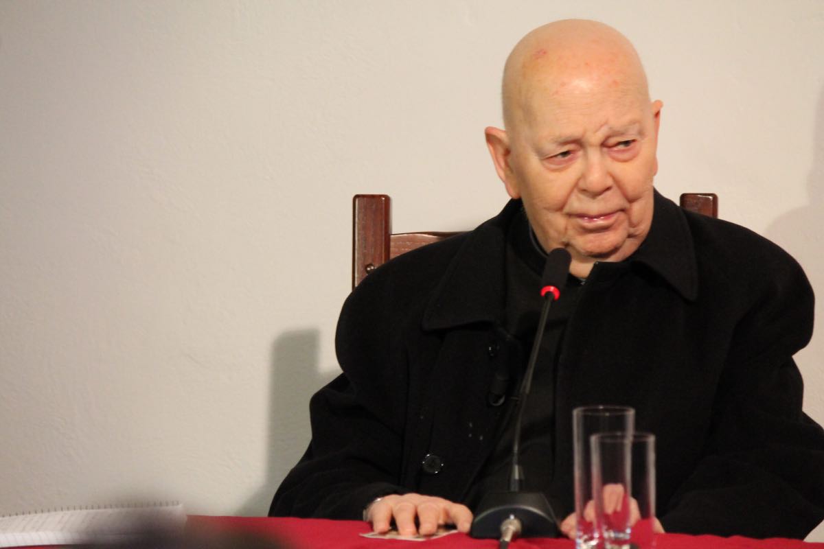 Sempre ne «L'ultimo esorcista», Amorth spiegava che satana attacca soprattutto il Papa, con un odio feroce verso il successore di Pietro sperimentato personalmente nei suoi esorcismi; dopo il Papa, aggiungeva, il diavolo se la prende con cardinali, vescovi, sacerdoti e religiosi